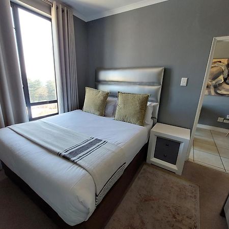Zwelakho Furnished Apartments The Cube ヨハネスブルグ エクステリア 写真