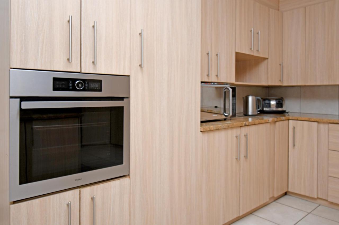 Zwelakho Furnished Apartments The Cube ヨハネスブルグ エクステリア 写真